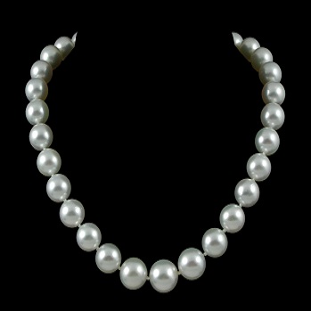 گردنبند اسرار آمیز pearl necklace with gold and diamond clasp